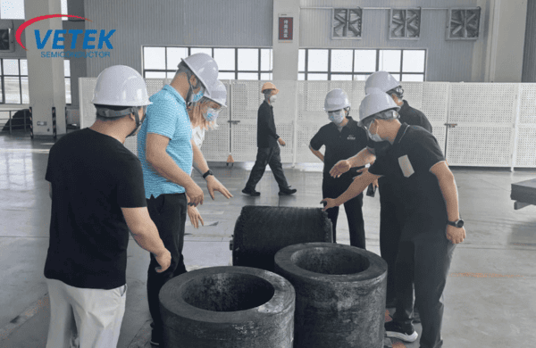 ยินดีต้อนรับลูกค้าเข้าเยี่ยมชมโรงงานผลิตภัณฑ์คาร์บอนไฟเบอร์ของ Veteksemicon